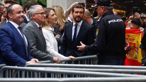 GRAFCAT6398. BARCELONA, 21/10/2019.- El presidente del PP, Pablo Casado (c), acompañado por la portavoz parlamentaria del partido, Cayetana Álvarez de Toledo, el presidente del PPC, Alejandro Fernández (i), y el líder municipal de los populares, Josep Bou (2i), conversa con un mando policial ante las puertas de la Jefatura Superior de Policía de Barcelona, en la Vía Laietana, donde ha acudido para mostrar su apoyo y agradecimiento a las Fuerzas y Cuerpos de Seguridad del Estado. EFE/Quique García