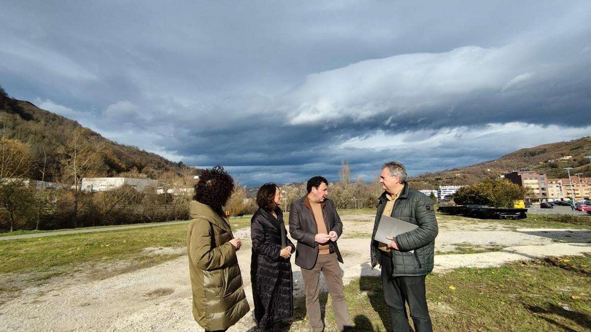 Por la izquierda, Jacoba García, Melania Álvarez, Julio García y Fermín Bravo, en una visita a los terrenos donde se levantarán las viviendas de Laviana hace dos años