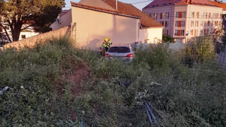 Un vehículo impacta contra el vallado de una casa en A Pobra