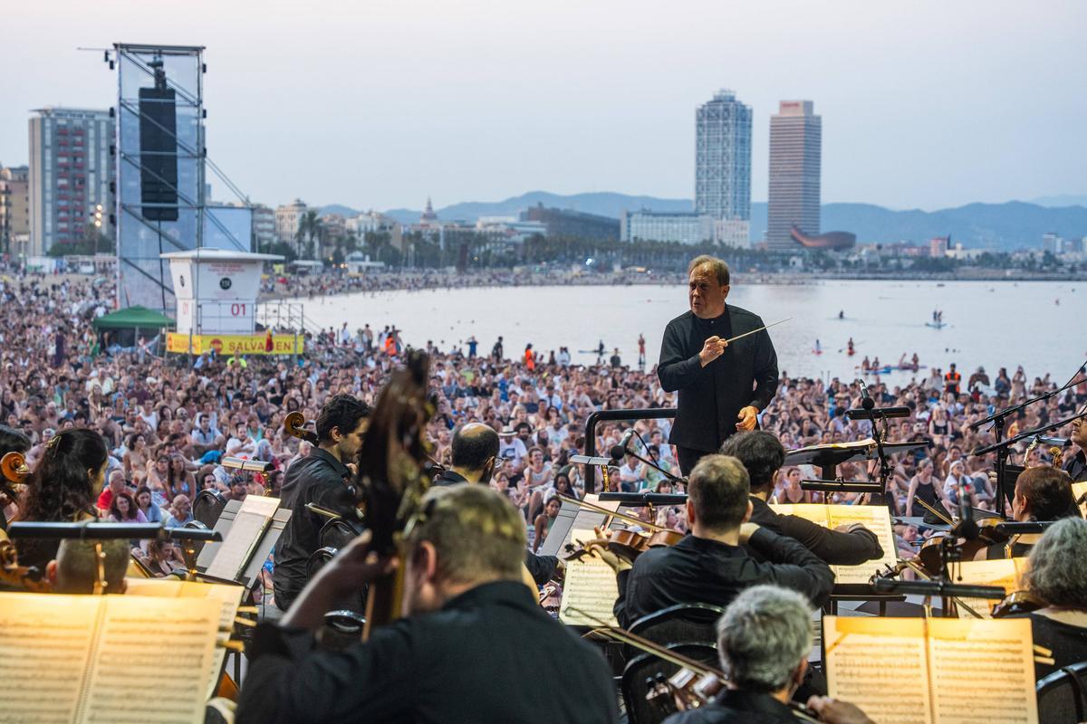 La Orquesta Sinfónica de Barcelona y Nacional de Cataluña (OBC), dirigida por Ludovic Morlot, presenta en una nueva edición de "Clàssica a la platja"