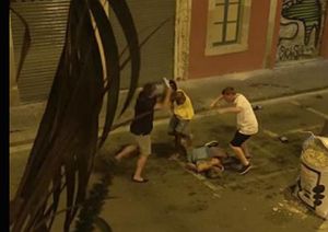 Un veí agredeix amb un llibre uns escandalosos de festa.