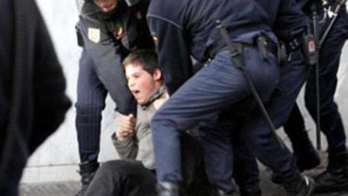 Un niño agarrado por varios policías en un desahucio en Torrejón en 2011.