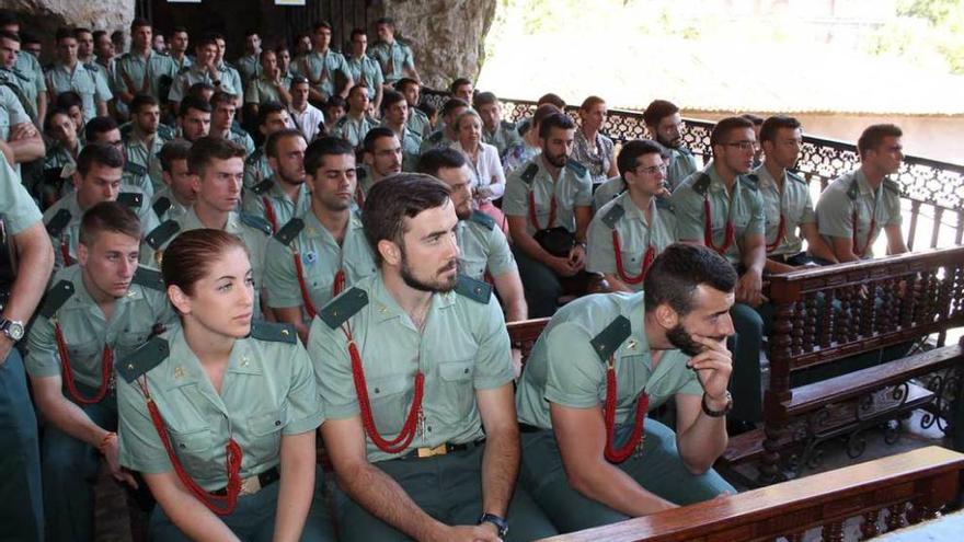 Los alumnos de la escuela durante la misa celebrada en la santa cueva.