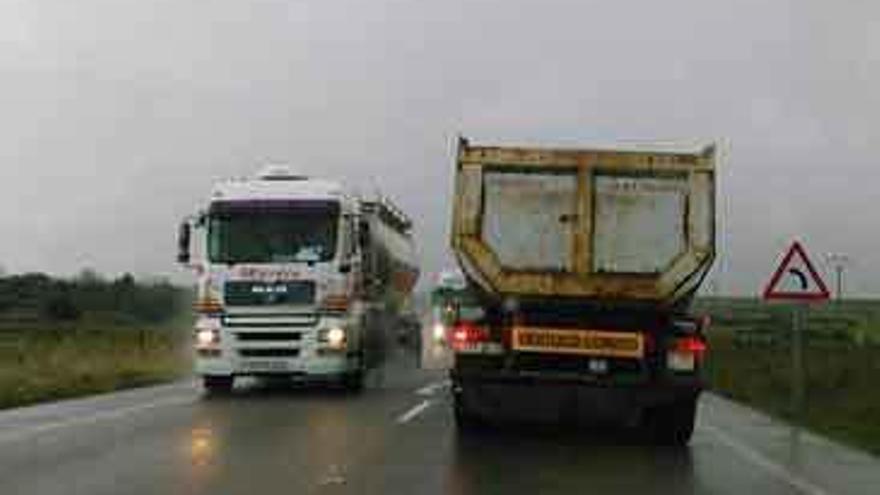 Tránsito de vehículos por la carretera N-122, en Aliste.