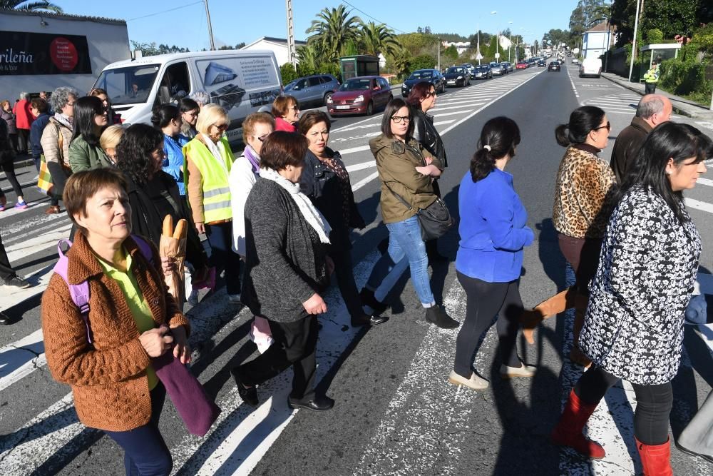 Vecinos de Guísamo cortan el tráfico en el lugar del atropello