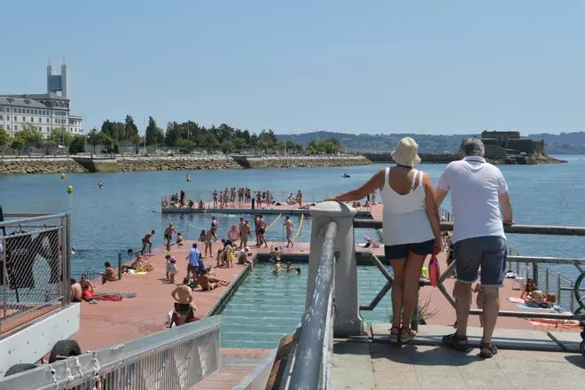 Los coruñeses se refugian en las playas y en el mar de las altas temperaturas