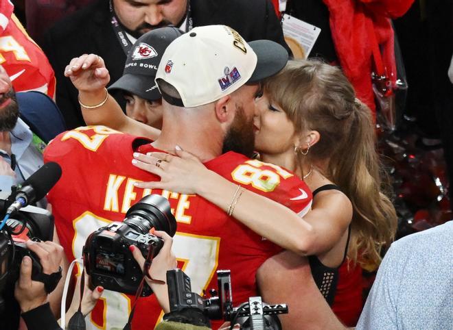 Travis Kelce y Taylor Swift en la final de la Super Bowl