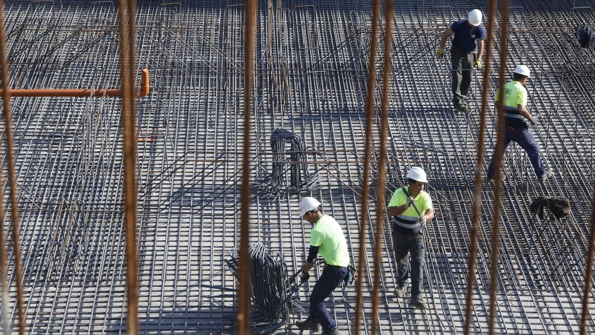 Trabajadores del sector de la construcción de Córdoba, durante la edificación de un conjunto de viviendas.