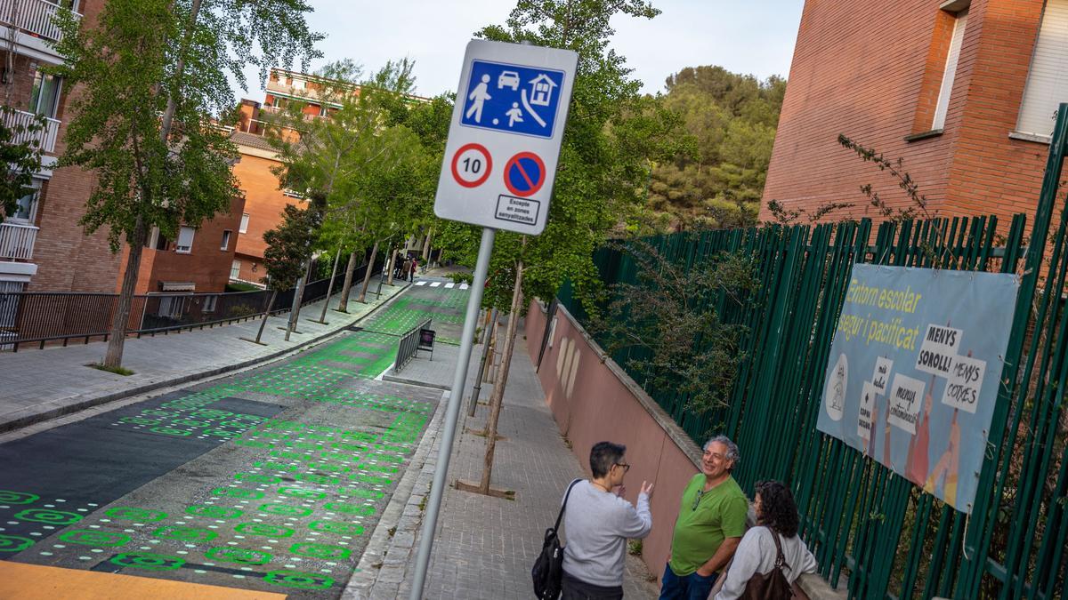 El tramo de la calle Pintor Pradilla, en Barcelona, con las obras de pacificación a medio hacer delante de la escuela Font d'en Fargues.