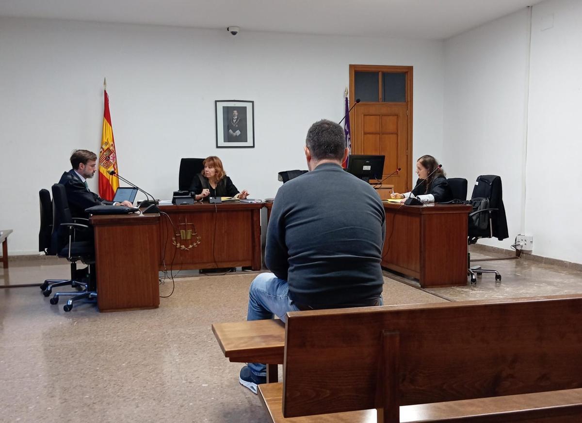 El agente acusado, durante el juicio celebrado en Palma.