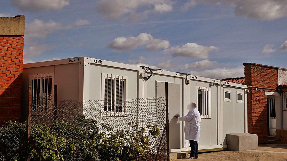 Caseta prefabricada en el patio del colegio de Valcabado, en la que estudian 11 niños. | Jose Luis Fernández