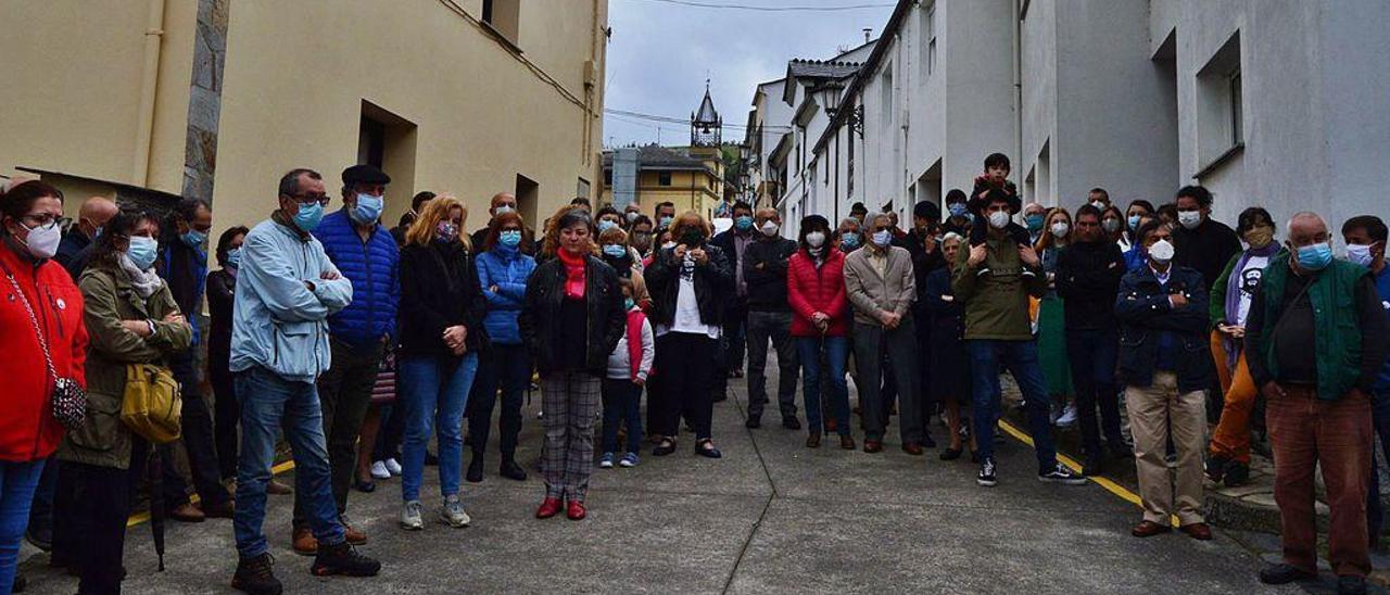 Los vecinos de Grandas de Salime congregados en las inmediaciones del Museo Etnográfico guardan un minuto de silencio por el Ferreiro.