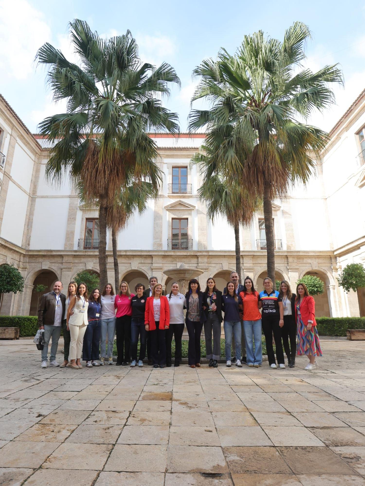 Teika presenta su apuesta por el deporte femenino ‘Juegan ellas, ganamos todos’ a la Ministra de Igualdad, Ana Redondo