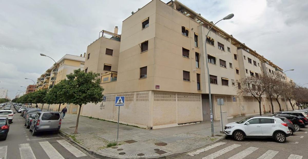 Local en los bajos del número 19 de la calle Isla de Gomera donde está prevista la creación de una treintena de VPO, en una captura de Google Street View.