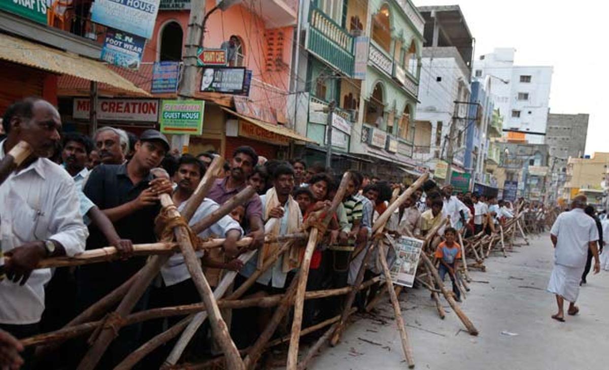 Una multitud fa cua per veure el cos del líder espiritual Sri Satya Baba, exposat al seu ’ashram’ de Puttaparti, la seva ciutat natal, al sud de l’Índia.