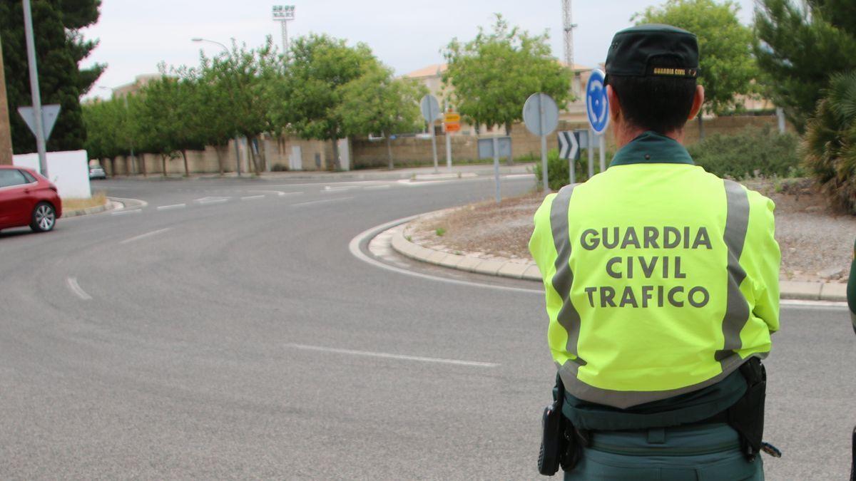 Tráfico puede multarte por conducir sin camiseta.