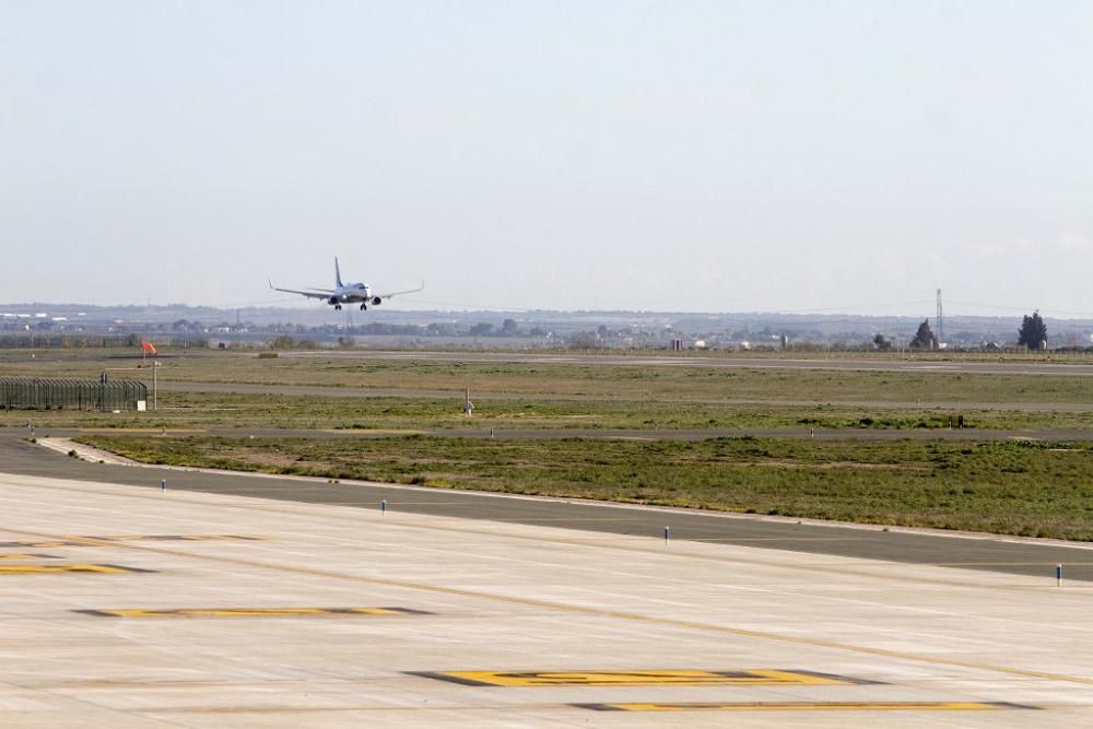 Llegada del primer avión al aeropuerto de Corvera