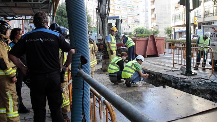 Operarios vigilan la obra de la tubería de gas en Travesía de Vigo // Adrián Irago