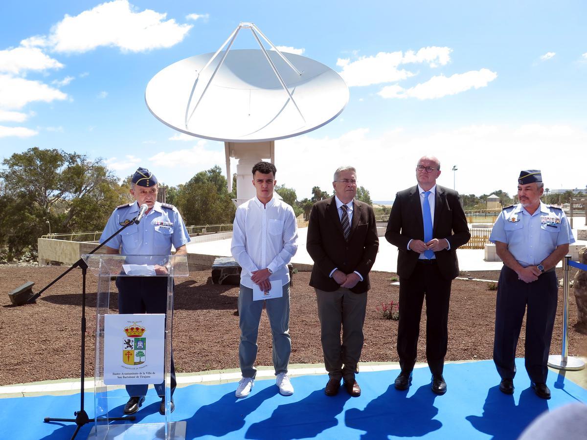 Por la izquierda, el coronel Álvaro Martínez-Villalobos, el estudiante de Ciencias Tecnológicas del IES El Tablero-Aguañac José Gabriel Alemán Alonso, el alcalde Marco Aurelio Pérez, el Delegado del Gobierno en Canarias, Anselmo Pestana y el Delegado de Defensa en Canarias, Nicolás Ramírez Arregui.