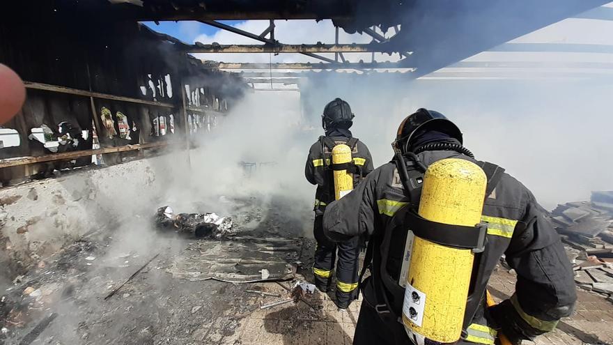 Nuevo incendio en una antigua panificadora de Las Torres (8/03/2021)