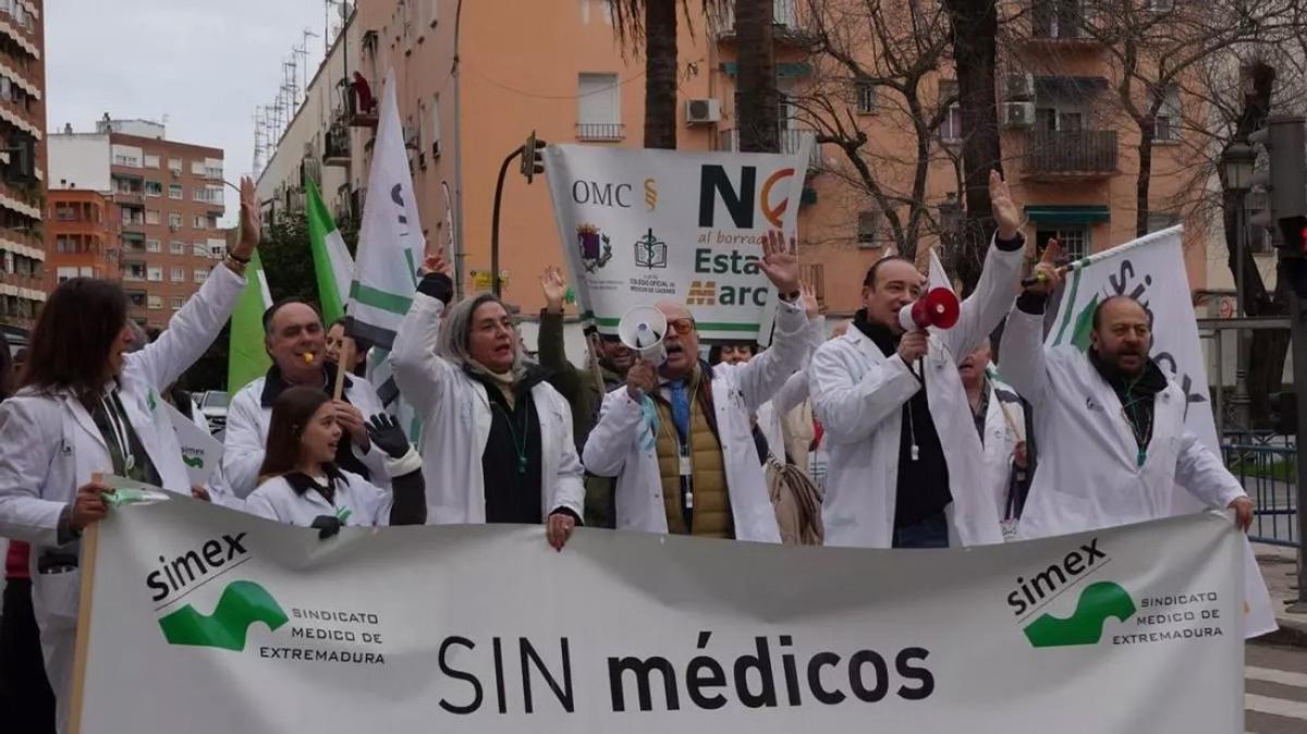 Manifestación de los médicos en Badajoz, esta mañana.
