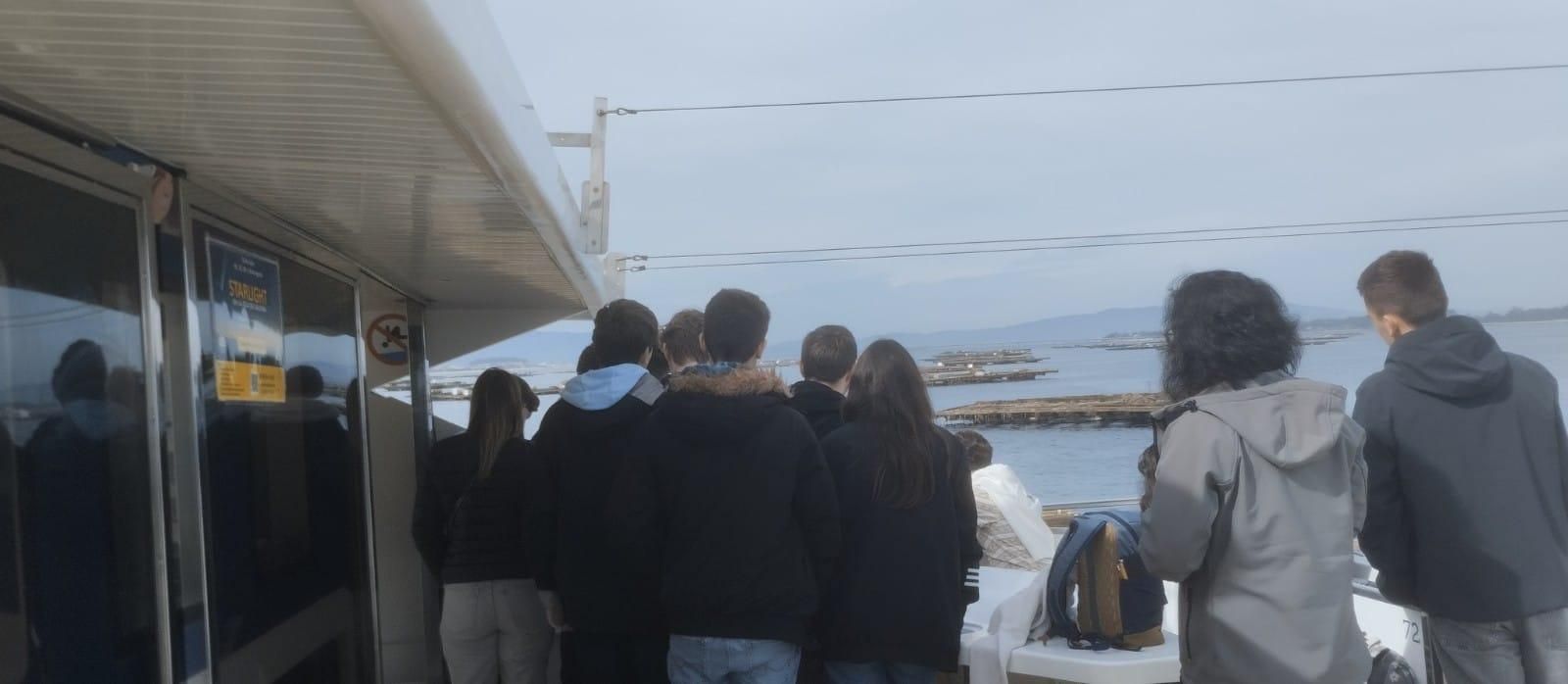 Alumnos franceses en el catamarán "Fly Delfín" realizando la Ruta de los Mejillones por la ría de Arousa.