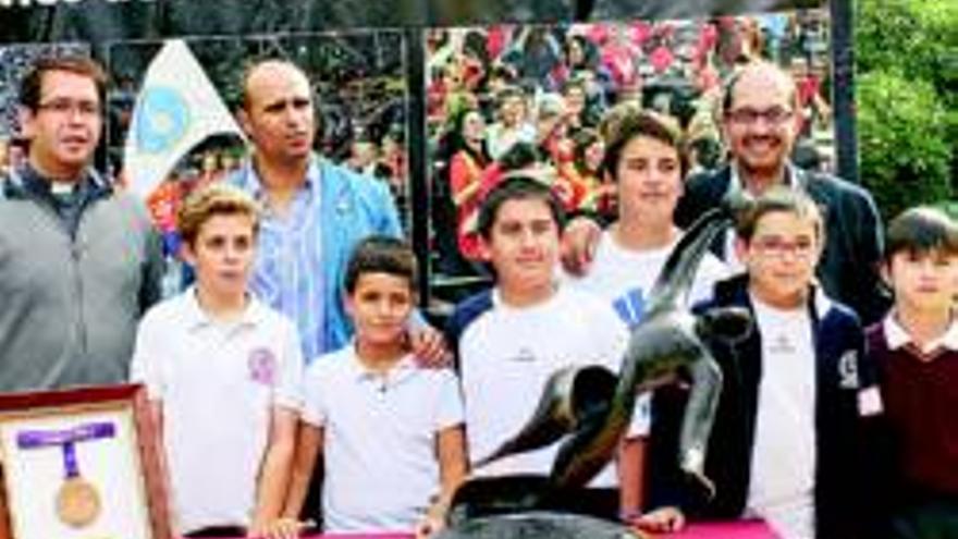 El trofeo de la Copa del Mundo, ayer en el colegio Salesianos de Mérida, continúa en Extremadura