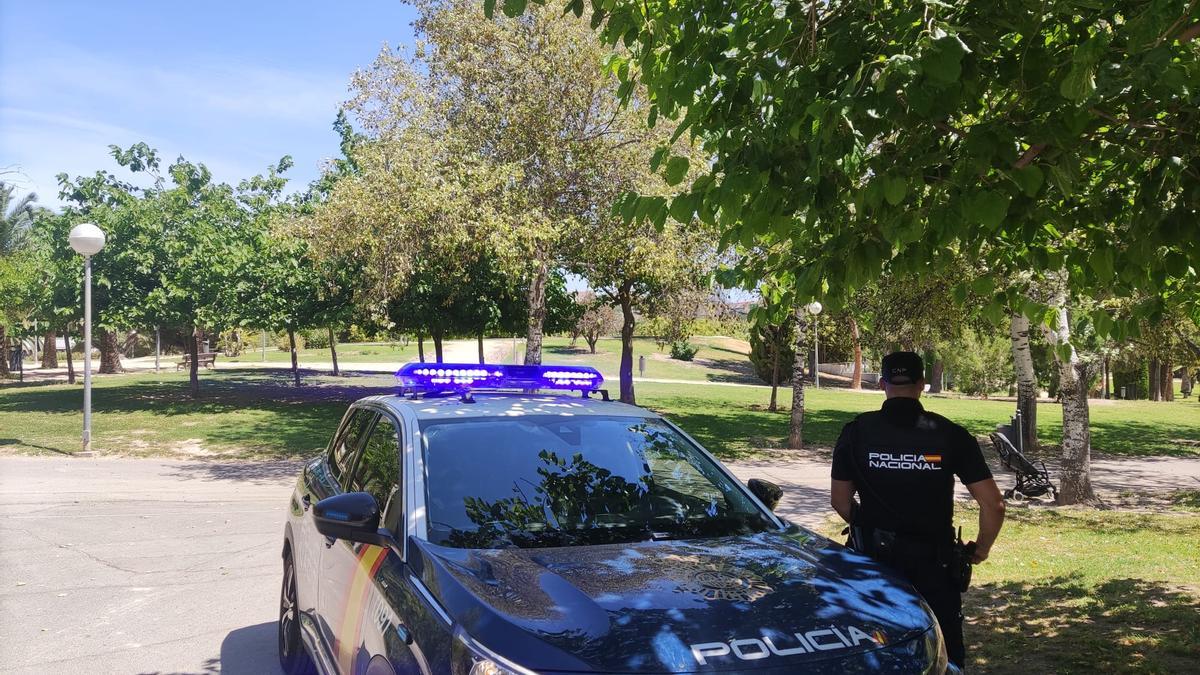 Un agente en el parque de Lo Morant en Alicante.