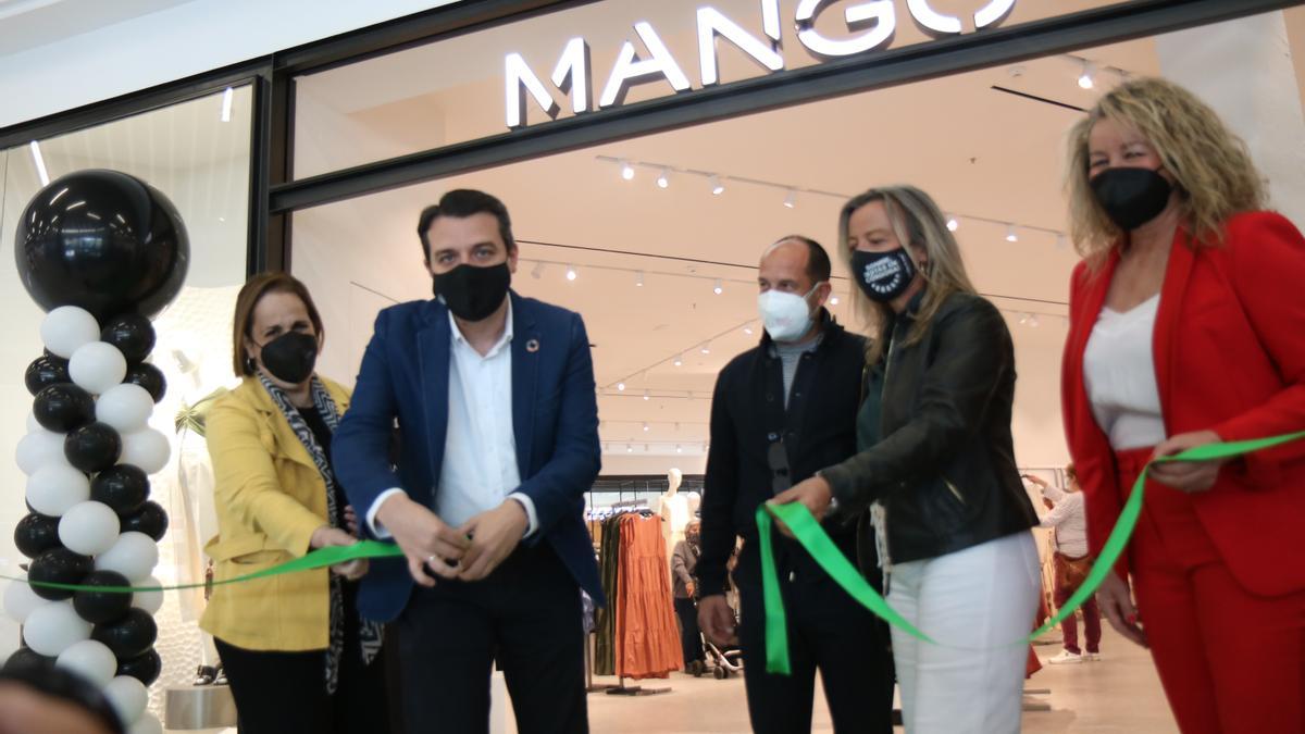 Mango abre una tienda en el Centro Comercial La Sierra.