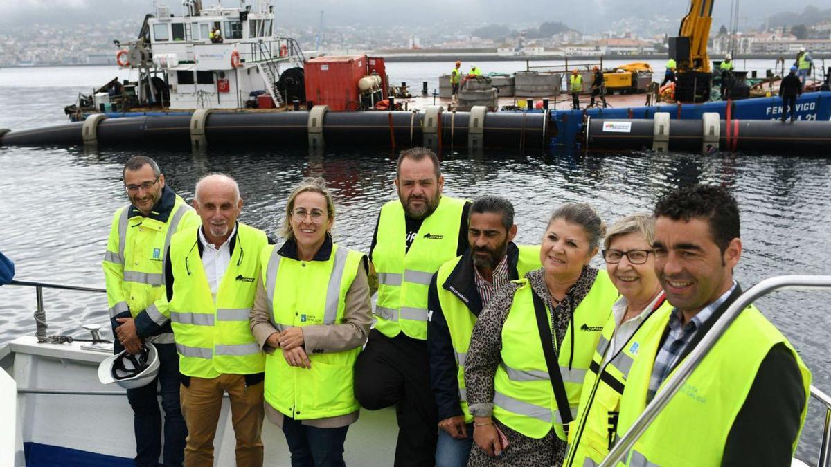 Las conselleiras de Infraestruturas y Mar y patrones mayores, en una etapa de las obras.