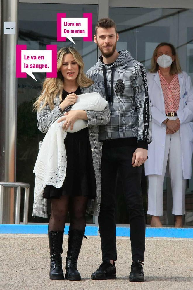 Edurne y David de Gea presentando a su hija a la salida del hospital