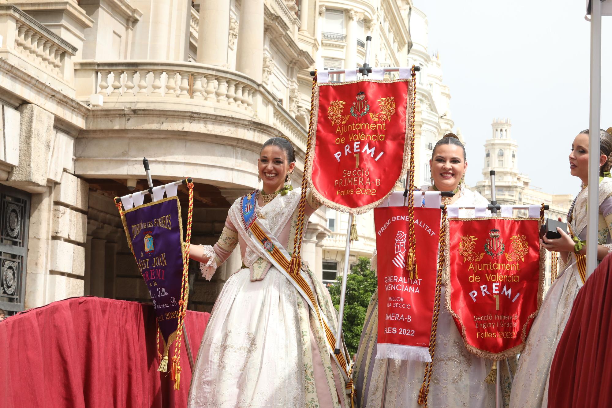 Carmen, la corte y falleras ilustres en la entrega de premios de las Fallas 2022