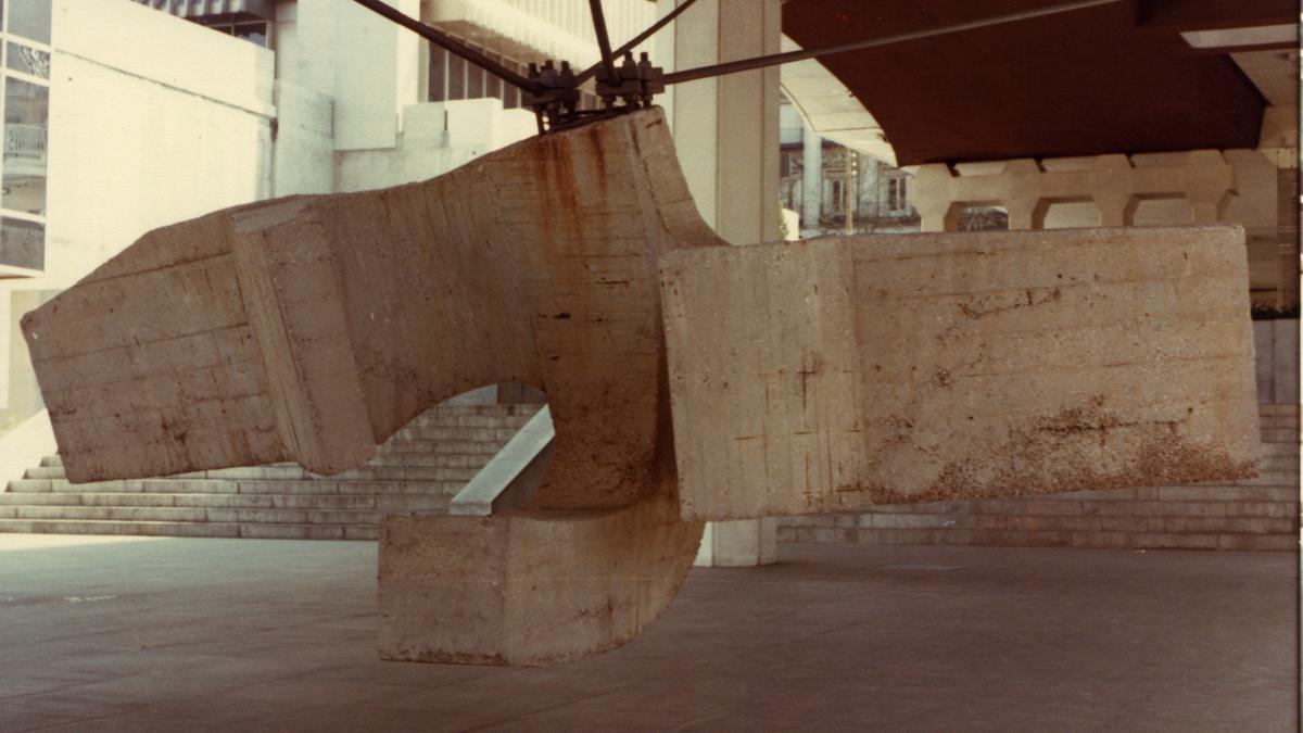 Archivo - Imagen de la escultura en hormigón de Eduardo Chillida 'Lugar de encuentros III' (1972) en el Museo al Aire Libre de La Castellana.
