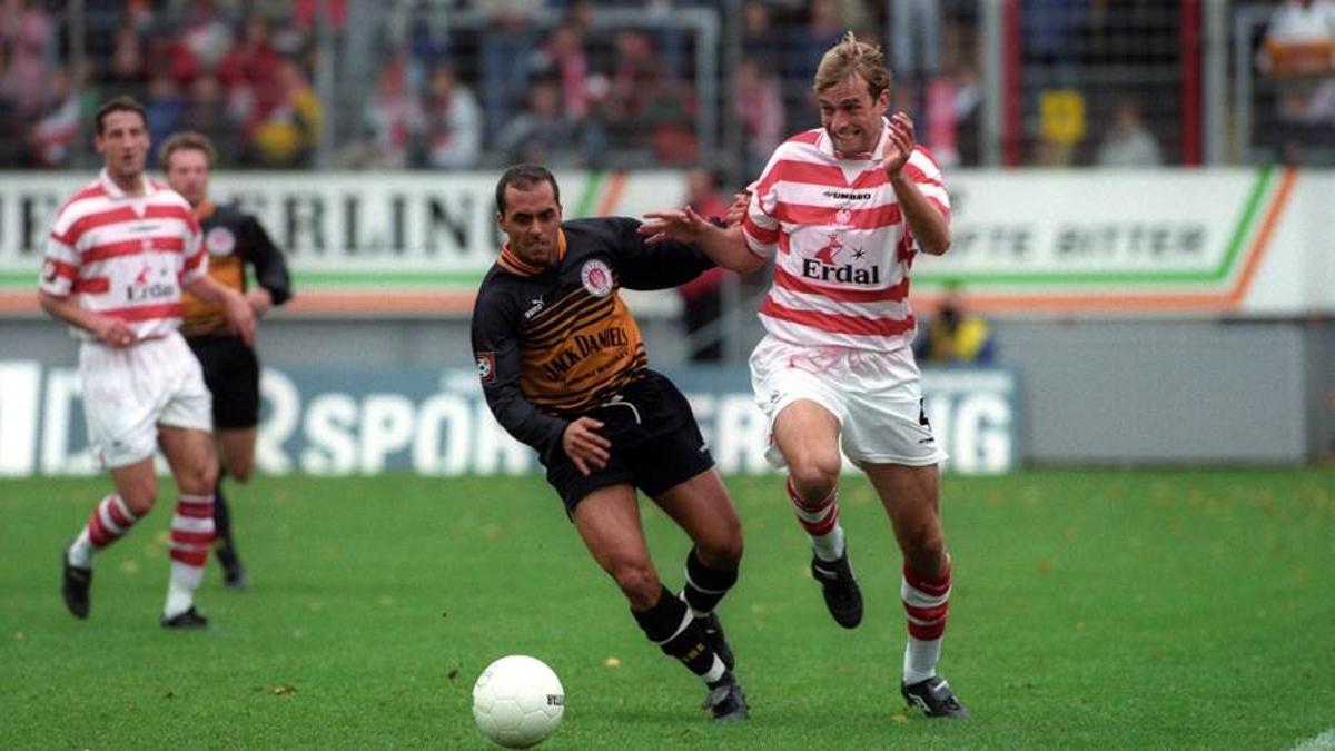 Jurgen Klopp disputa el balón a un rival en su etapa como jugador del Mainz 05.