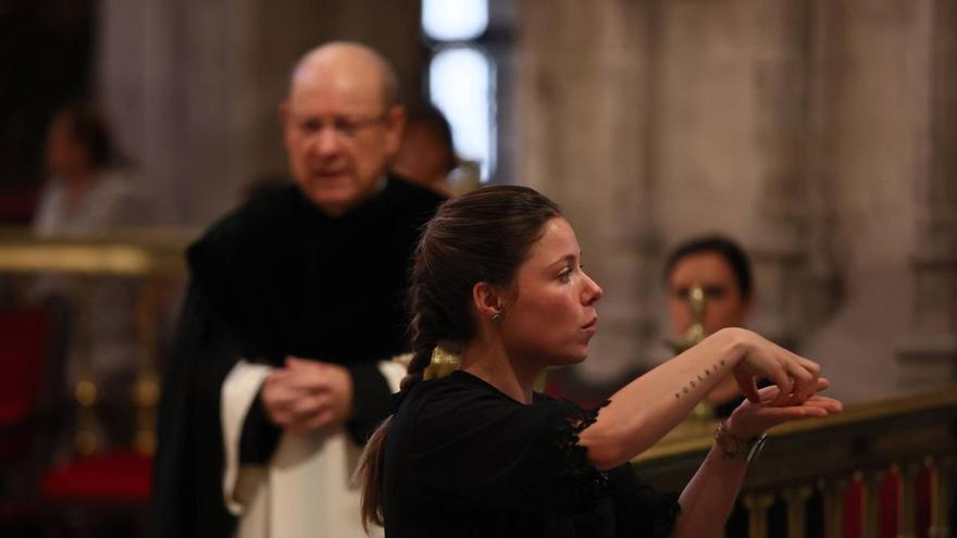La Catedral de Oviedo acoge una misa en lengua de signos adaptada a los feligreses sordos y sordociegos