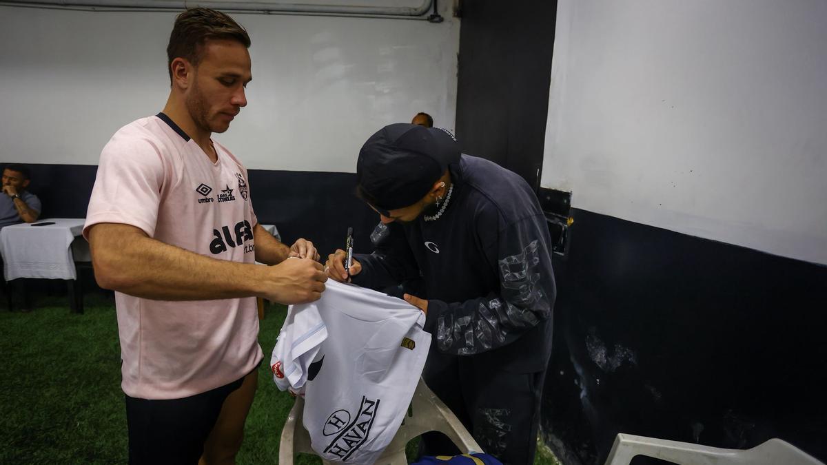 Neymar, firmando la camiseta que regaló a Arhur