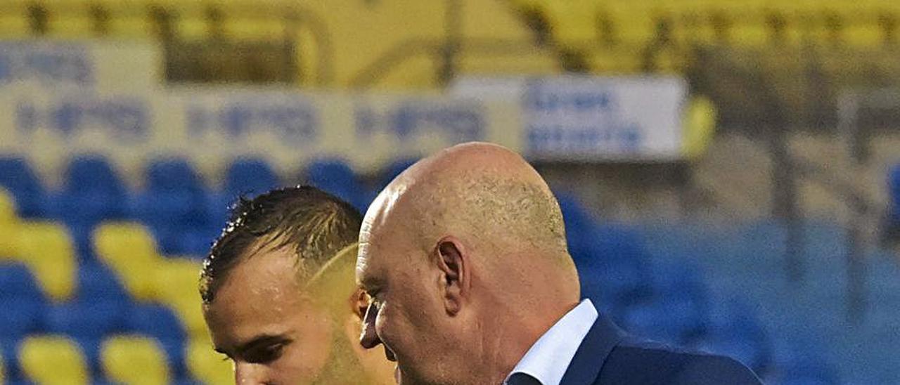 Pepe Mel charla con Jesé antes de bajar al vestuario del Gran Canaria. | | ANDRÉS CRUZ