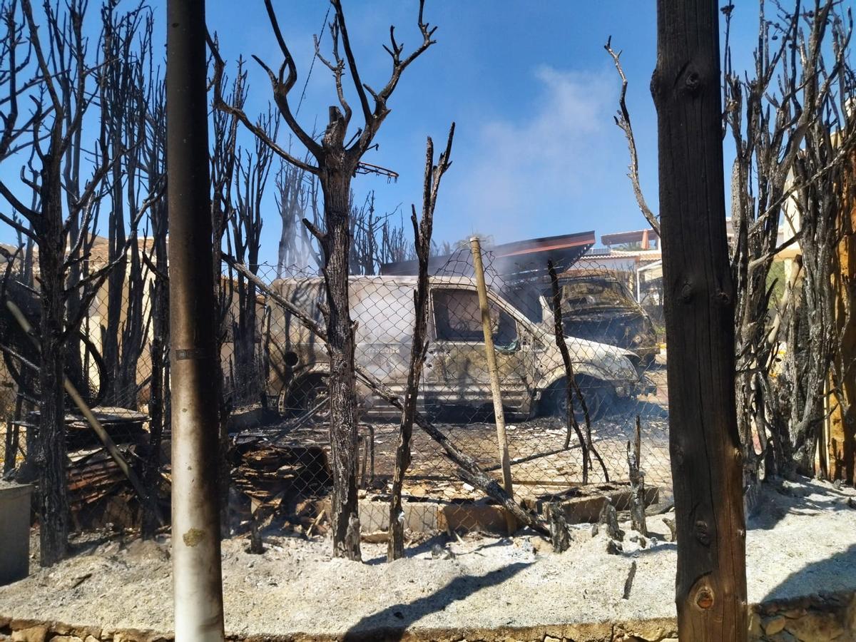 Desalojan varios chalés por un incendio en Xàbia Desalojan varios chalés por un incendio en Xàbia