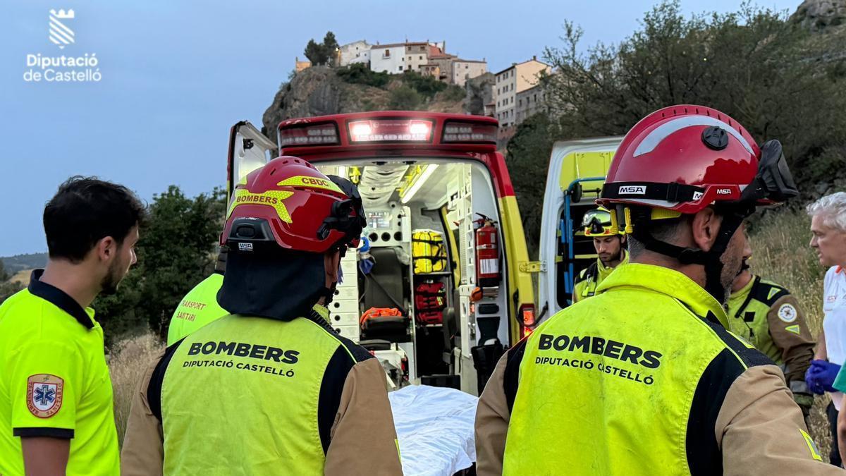 Los bomberos, durante la operación de rescate.
