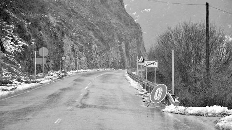 La carretera del puerto de San Isidro a la altura de Cuevas, en Aller.