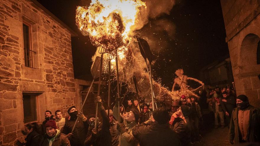 Castro Caldelas cumplió con su tradición de culto al fuego