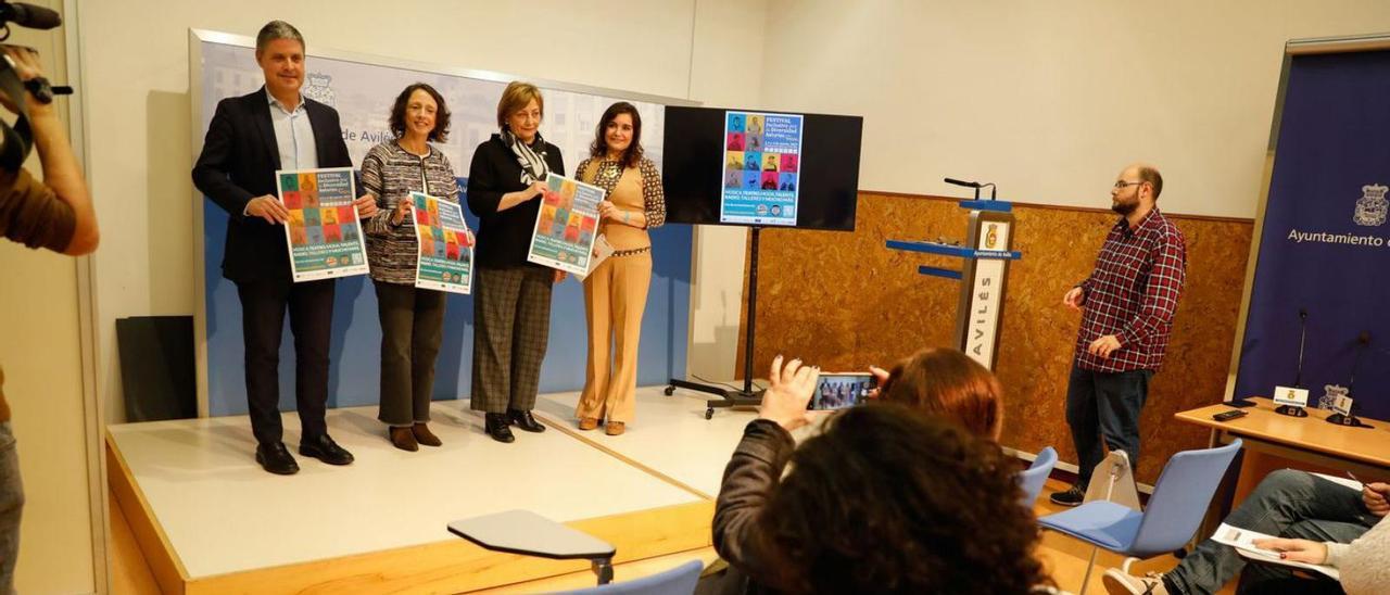 Enrique Rodríguez Nuño, Melania Álvarez, Mariví Monteserín y Yolanda Alonso, en la sala de prensa del Ayuntamiento de Avilés.