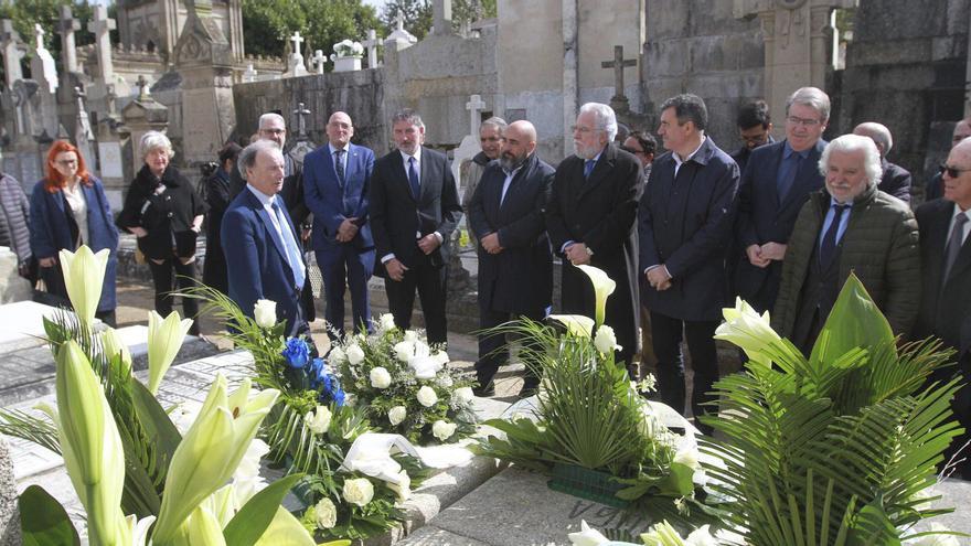 Misa y flores a Pedrayo, «o home que aglutinou  un sentimento de todos»