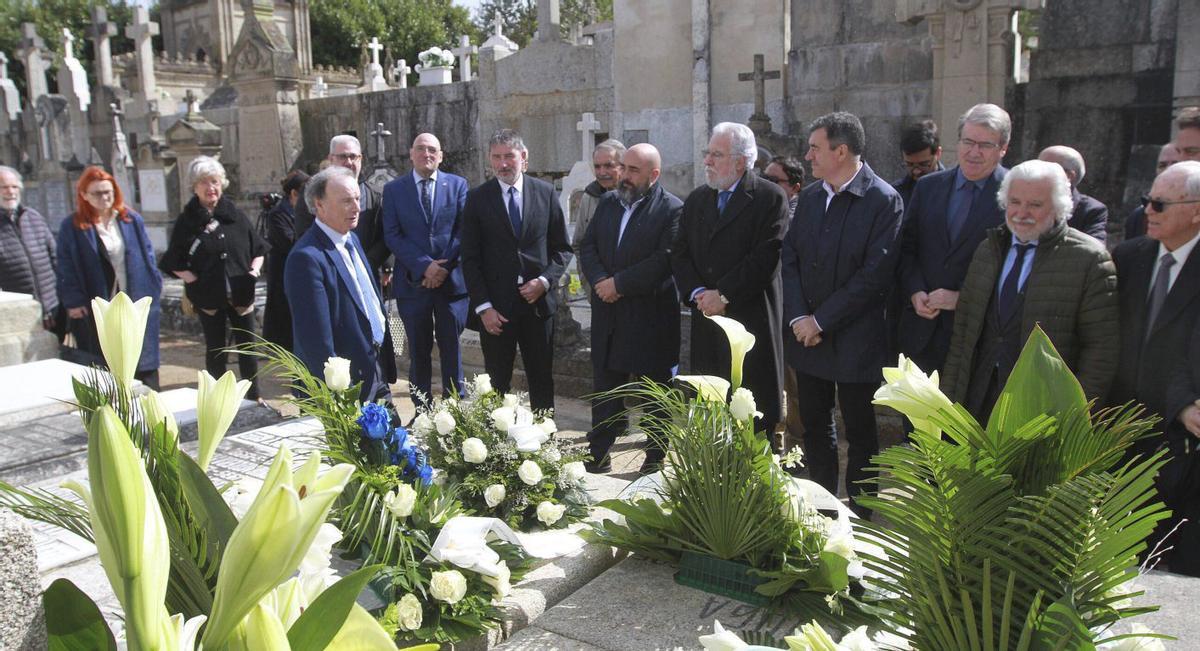 Ofrenda floral ante la supultura de Otero Pedrayo en el cementerio de San Francisco. | IÑAKI OSORIO