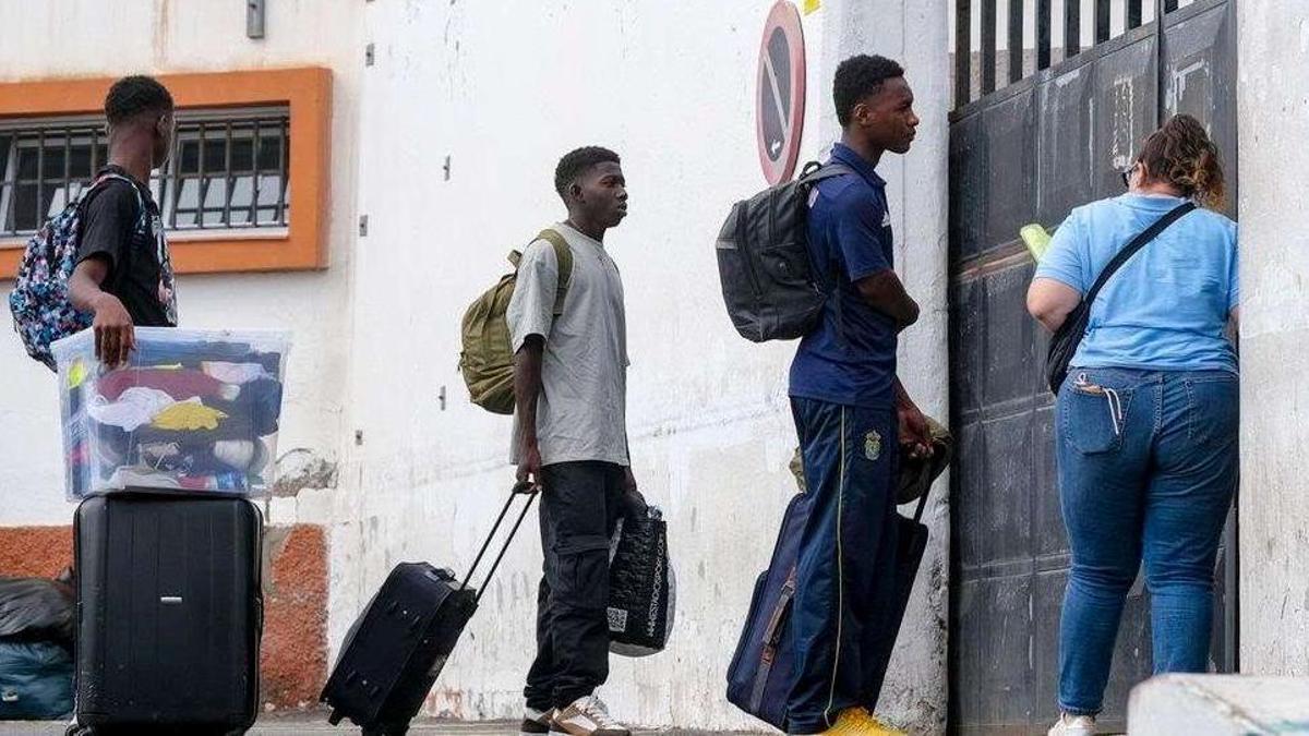 Menores migrantes trasladdaos a un centro de acogida.
