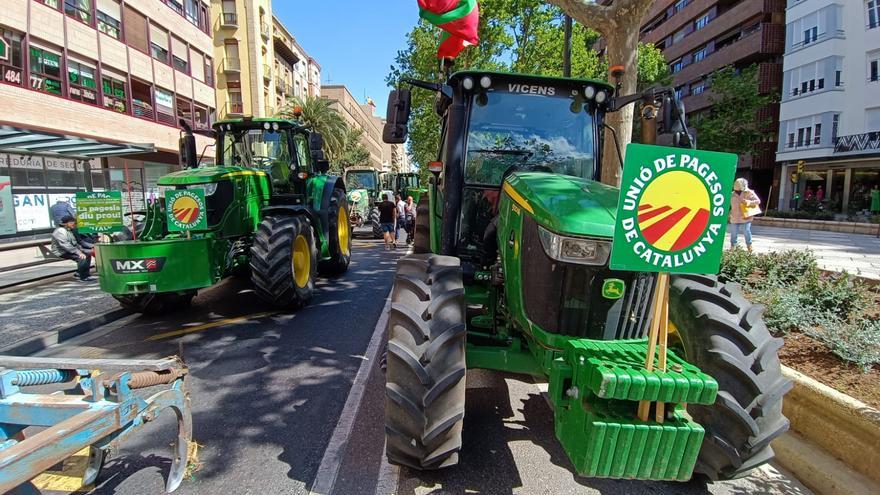 Tractorada catalana a las puertas de la CHE en Zaragoza