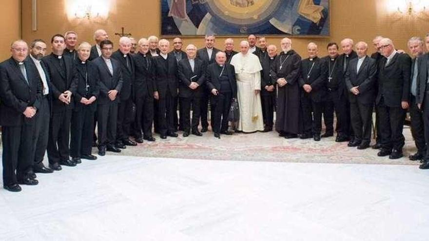 Los 34 miembros de la conferencia Episcopal de Chile que se han reunido con el Papa esta semana en el Vaticano han puesto su cargo a disposición del Pontífice. // Vaticano