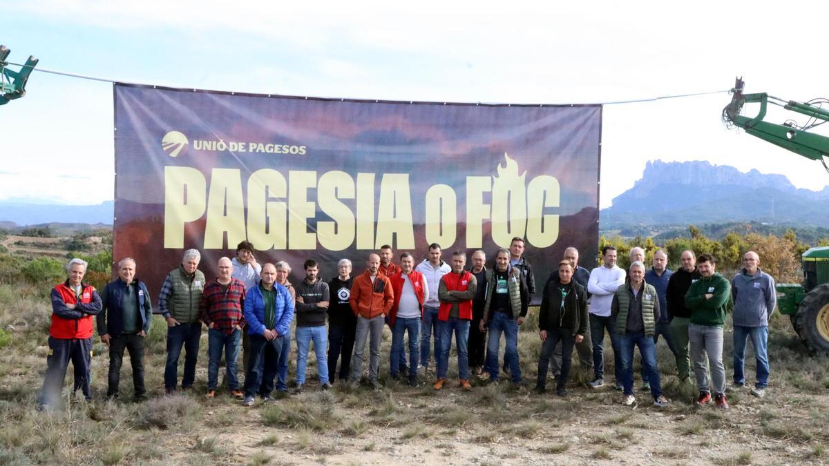 Representants d'UP a la Catalunya Central han desplegat una pancarta amb la muntanya de Montserrat de fons