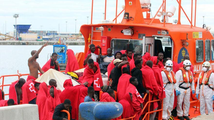 Inmigrantes rescatados de una patera llegan al puerto de Málaga.