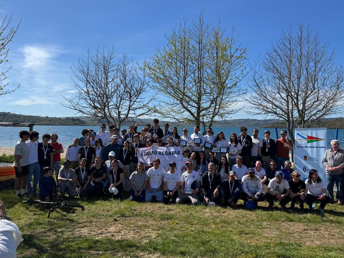 Foto de familia de los regatistas tras la competición.